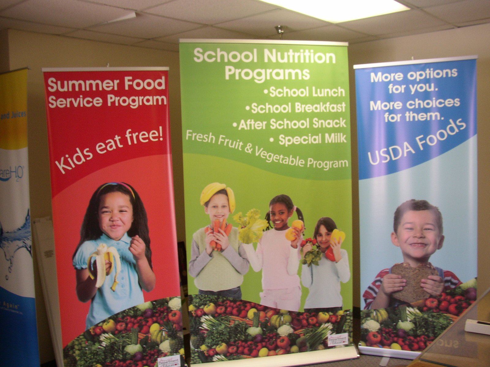 Full-color retractable banner displays featuring photos, text, and custom graphics for school programs, presentations, trade shows and events. 